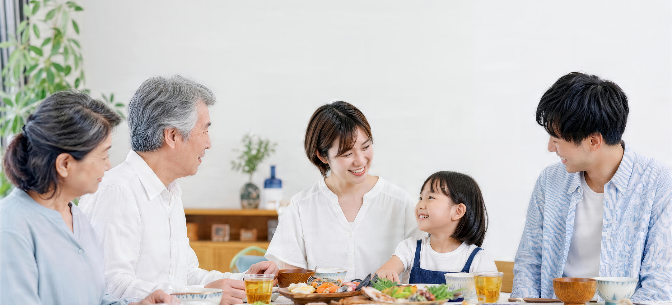 食卓を囲んで笑顔で過ごすご家族