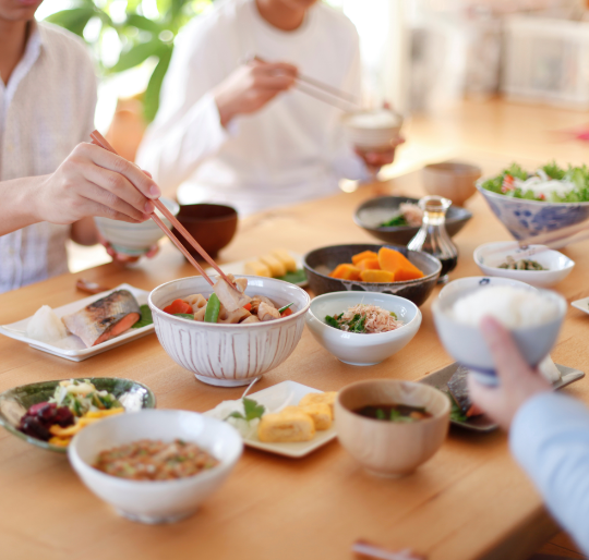 食卓に並んだ和食を囲む様子