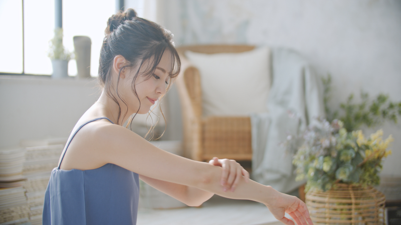 施術のあと、腕にそっと手を添える女性